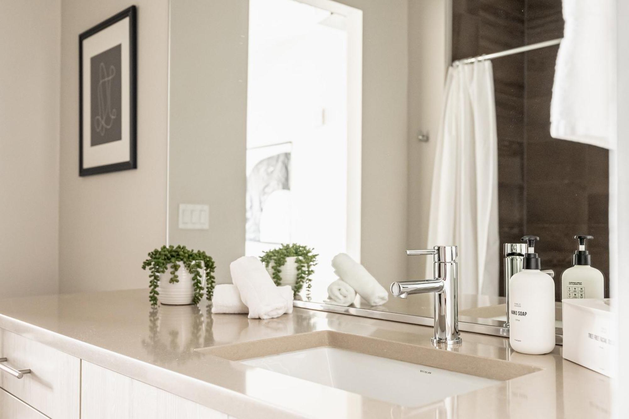 Bright & Breezy | Rino Art Lofts Holiday home *